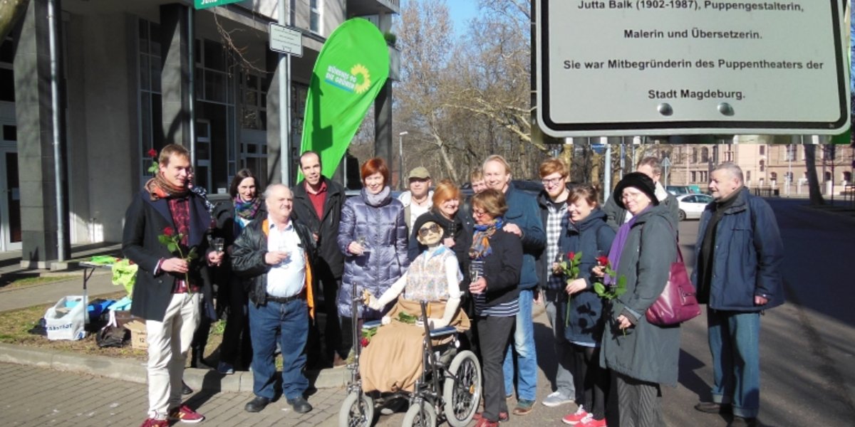 Gruppenbild vom dem Straßenschild in der Jutta-Balk-Straße.