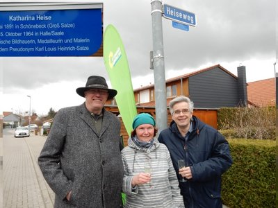 Uwe Zischkale, Angela Korth und Olaf Meister vor dem Straßenschild im Heiseweg.
