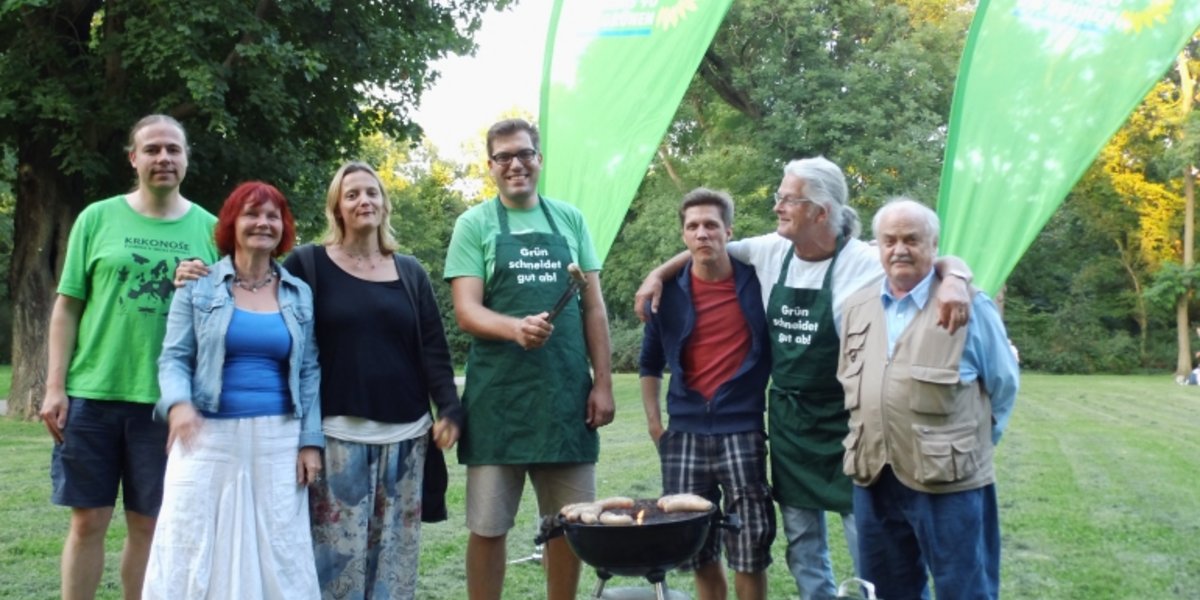 Bundestagsdirektkandidat grillt öffentlich im Nordpark mit anderen Mitgliedern und Gästen.