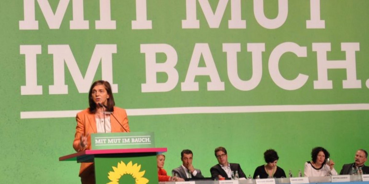 Katrin Göring-Eckardt am Redepult der BDK am 17. Juni 2017. Im Hintergrund das Banner "Zukunft wird aus Mut gemacht".