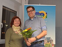 Vorstandsmitglied Angela Korth gratuliert dem grünen Wahlkreiskandidat Matthias Borowiak zur Wahl.