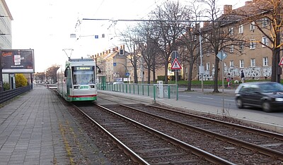 Straßenbahn an der Haltestelle Turmpark.