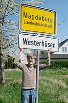 Olaf Meister mit dem Stadteilschild Westerhüsen.