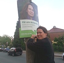 Michaela Frohberg beim Plakate hängen im Wahlbereich 01.