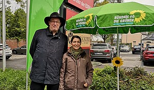 Uwe Zischkale und Rebecca Kutz am Wahlstand in Diesdorf.