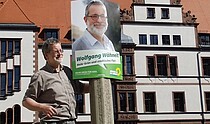 Wolfgang Wähnelt beim Plakataufhängen in der Altstadt.