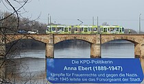 Blick auf die Anna-Ebert-Brücke mit dem eingefügten Straßenzusatzschild im Vordergrund.