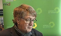 Jürgen Canehl vor grünen Hintergrund während eines Interviews.