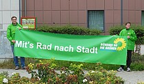 Mit's Rad nach Stadt - Grünes Banner am Uniplatz.
