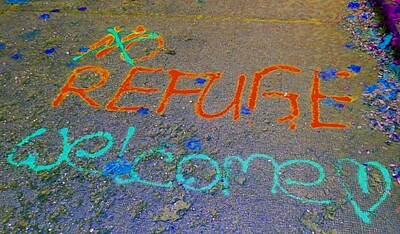 Sprühspruch auf dem Boden "No Refuge" korrigiert zu "Reguge welcome".