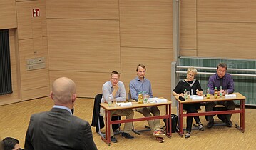 Podium Tino Sorge, Birke Bull, Tom Assmann und OB Lutz Trümper.