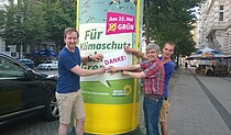 Die gewählten Stadträte Sören Herbst, Olaf Meister und Tom Assmann bei der Dankeschön-Aktion an der Litfasssäule in der Otto-von-Guericke-Straße.