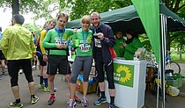 Das grüne Laufteam beim 12. Elbebrückenlauf.