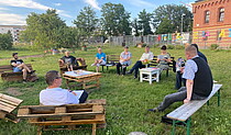 Open-Air-Sitzung der GWA-Ostelbien auf einer Wiese.