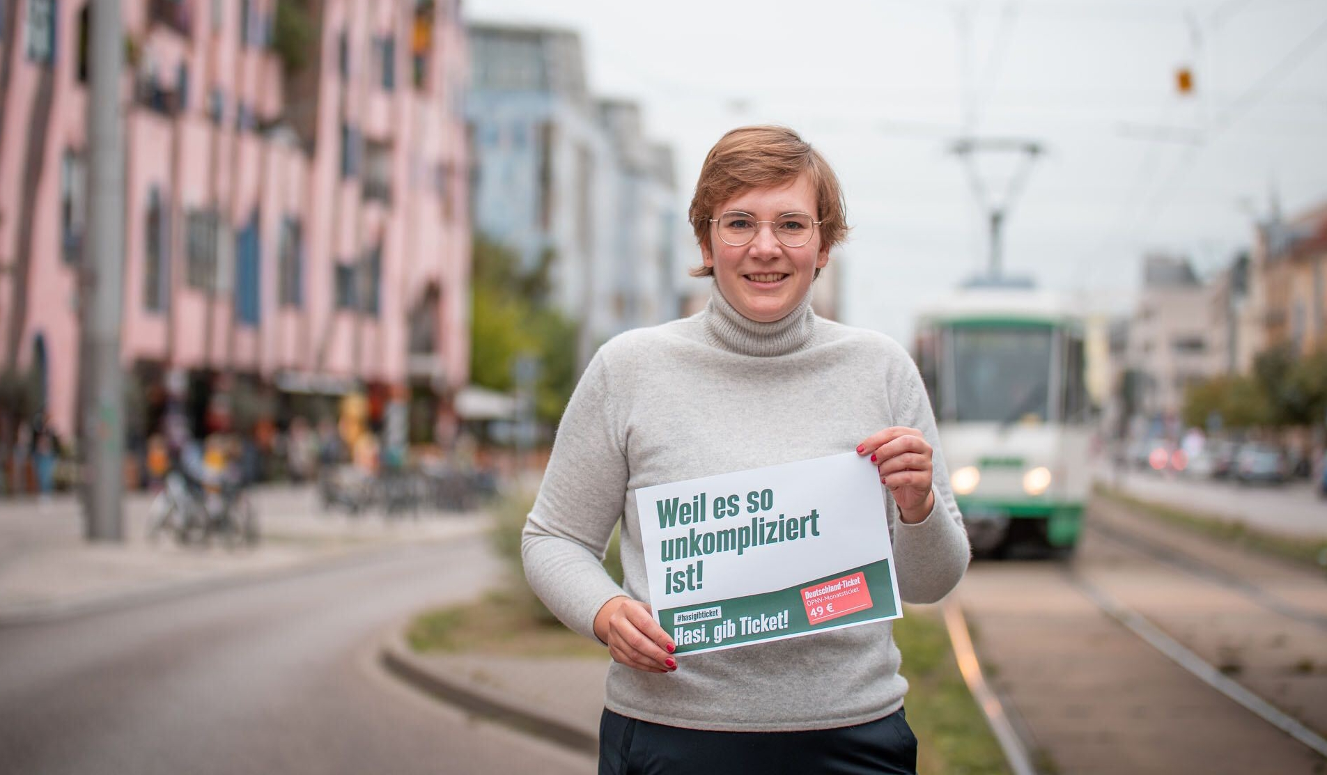 Kreisvorsitzende Thea-Helene Gieroska mit Forderung an der Haltestelle Leiterstraße vorm Hundertwasserhaus.