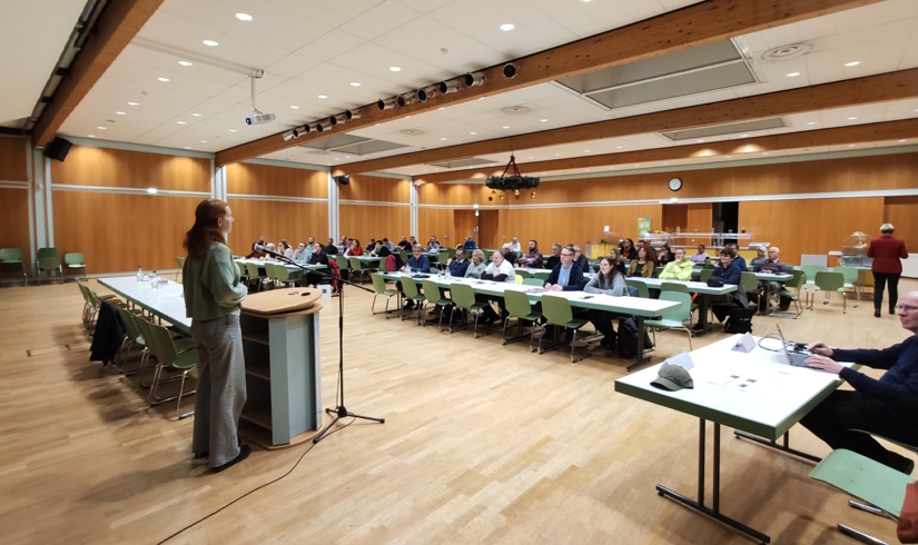 Elisabeth Scholz stellt das bei Jugend forscht prämierte Projekt vor. Elisabeth Scholz stellt das bei Jugend forscht prämierte Projekt vor.