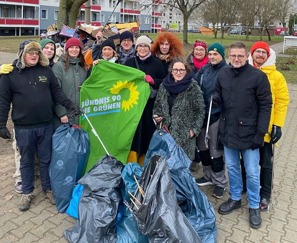 Gruppenfoto Stadtteilgruppe nachder Neujahrsputzaktion Gruppenfoto Stadtteilgruppe nachder Neujahrsputzaktion