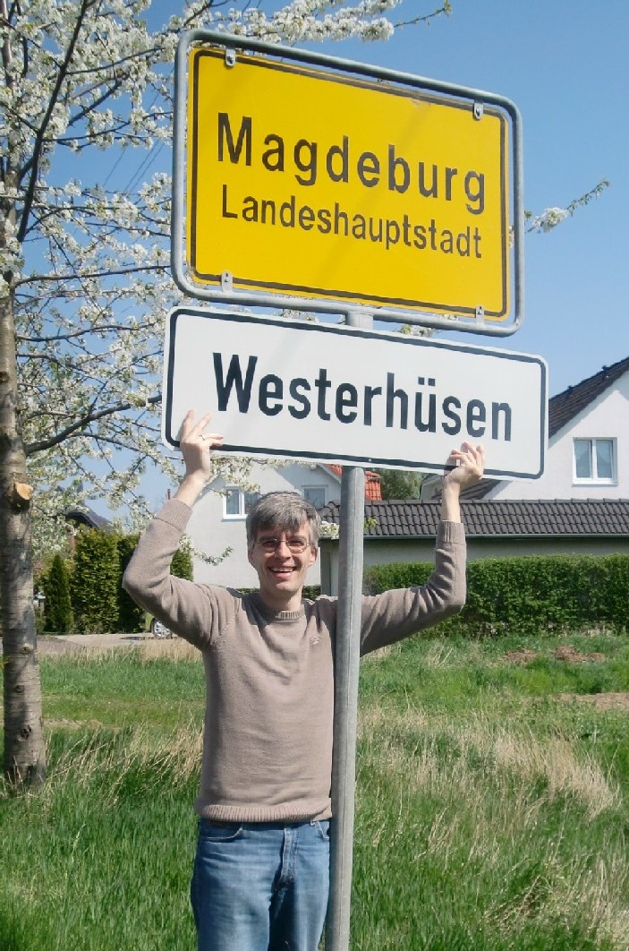 Kreisvorsitzender Olaf Meister mit dem Schild Westerhüsen.