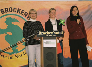 Aktion "Der Brocken ist bunt" mit den grünen Bundestagsabgeordneten Undine Kurth, Viola von Cramon und Katrin Göring-Eckardt.