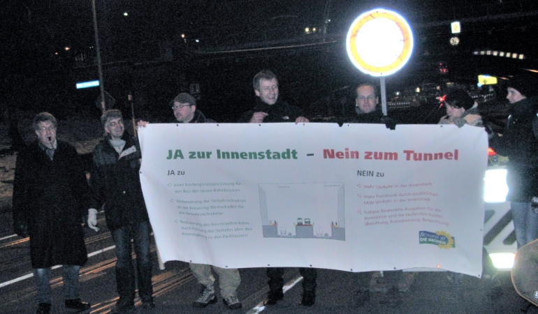 Flaschmob am 23. Januar 2014 vor den Bahnhofsbrücken "Ja zur Innenstadt, nein zum Tunnel.
