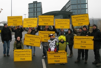 Gruppenfoto mit BI-VertreterInnen vor dem Berliner Hauptbahnhof.