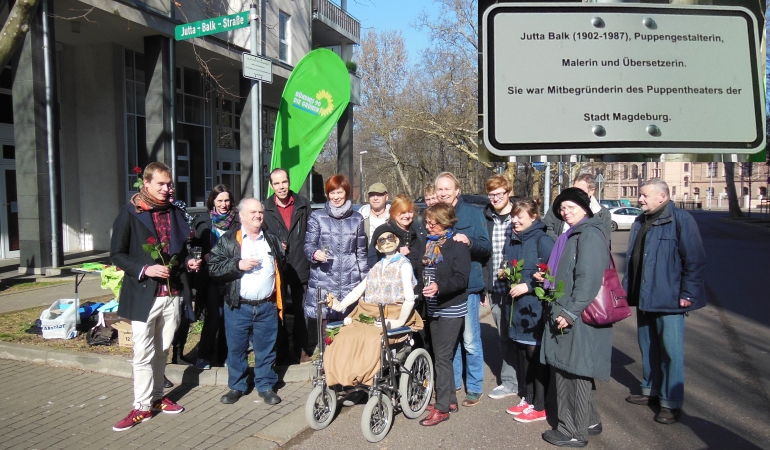 Gruppenbild vom dem Straßenschild in der Jutta-Balk-Straße.