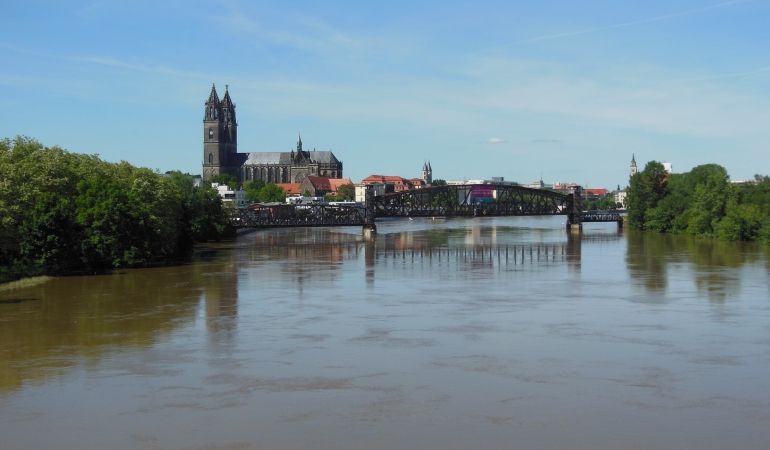 Blick auf den Dom während des Hochwassers.