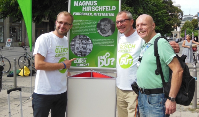 Stephan Bischoff, Volker Beck und Martin Pfarr während des CSD 2013 am Standort der ehemaligen Praxis von Magnus Hirschfeld im Breiten Weg.