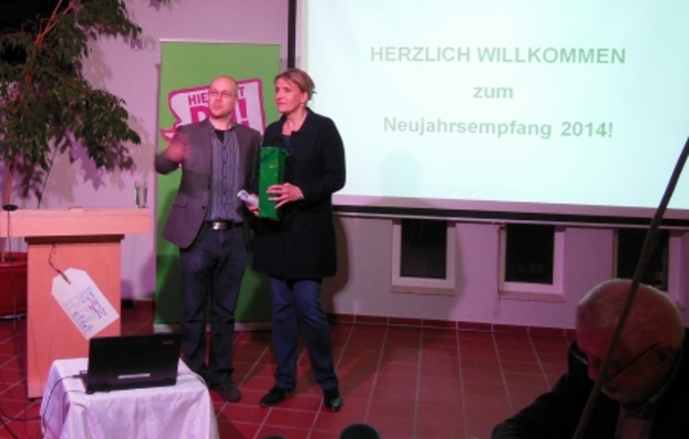 Torsten Heitmann überreicht der Bundesvorsitzenden Simone Peter das Gastgeschenk. Torsten Heitmann überreicht der Bundesvorsitzenden Simone Peter das Gastgeschenk.