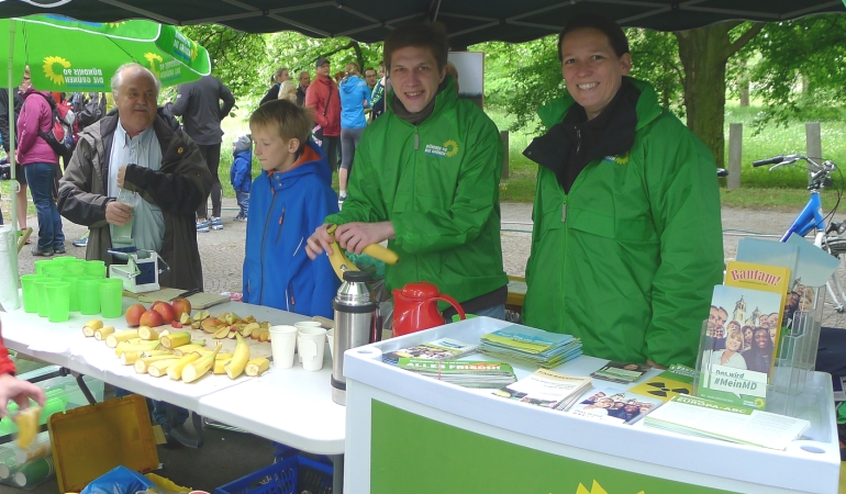 Michaela Frohberg versorgt die Läufer_innen und Läufer beim Elbebrückenlauf.
