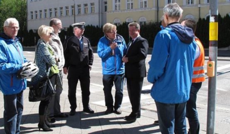 Enthüllung Trixie-Spiegel mit Jürgen Canehl und OB Lutz Trümper (Bildmitte). Enthüllung Trixie-Spiegel mit Jürgen Canehl und OB Lutz Trümper (Bildmitte).