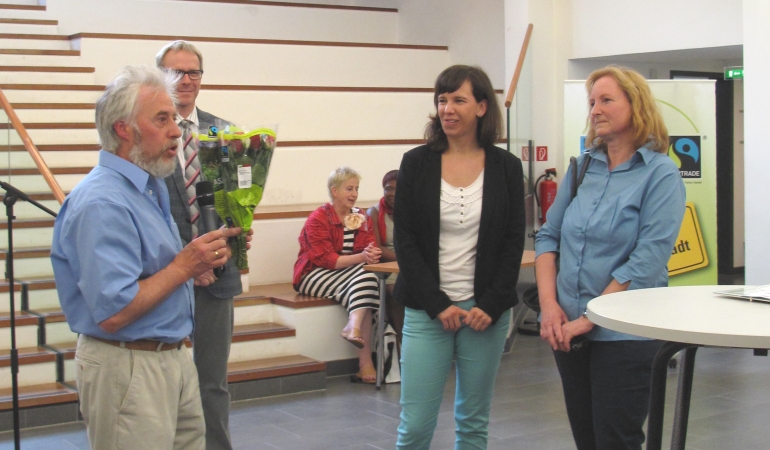 Auf dem Foto sind Norbert Wiese (Tansania Kunstprojekt e.V), Holger Platz (Dezernent), Claudia Fricke (Umweltamt Magdeburg) und Petra Sperling (Sprecherin Steuerungsgruppe Fair-Trade-Town- Magdeburg) zu sehen. Auf dem Foto sind Norbert Wiese (Tansania Kunstprojekt e.V), Holger Platz (Dezernent), Claudia Fricke (Umweltamt Magdeburg) und Petra Sperling (Sprecherin Steuerungsgruppe Fair-Trade-Town- Magdeburg) zu sehen.