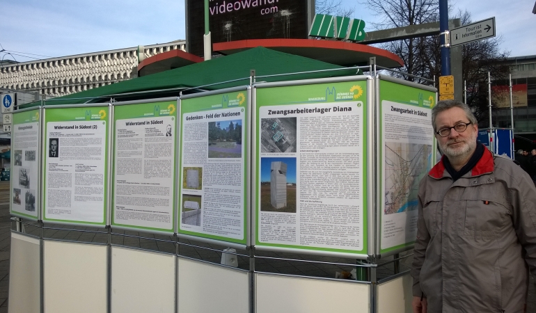 Wolfgang Wähnelt (Kreisvorstand) mit der Ausstellung zur Zwangsarbeit in Südost.