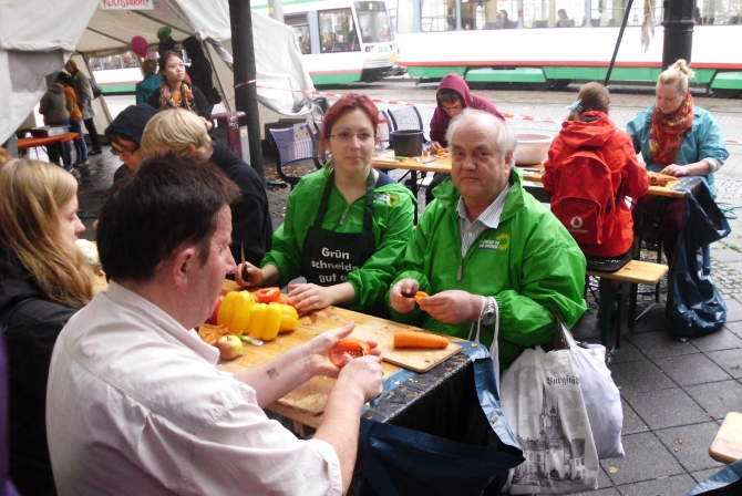 Grüne Mitglieder beim Schälen auf dem Pappsatt-Festival. Grüne Mitglieder beim Schälen auf dem Pappsatt-Festival.