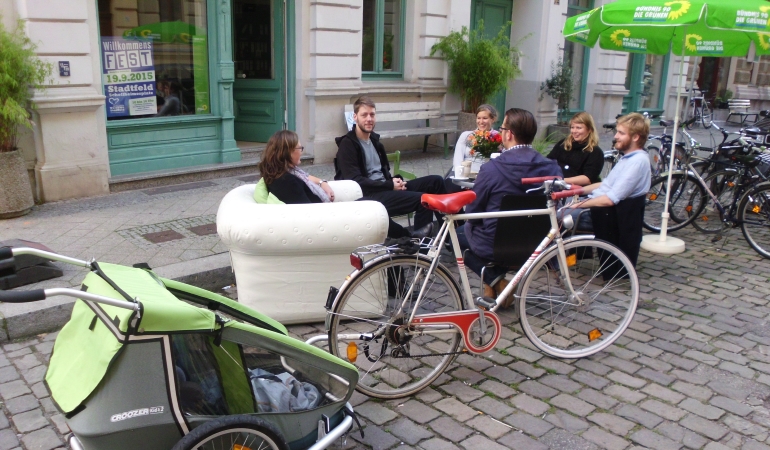Besetzung einer Parklücke in der Leibnizstr. in einer gemütlichen Runde.
