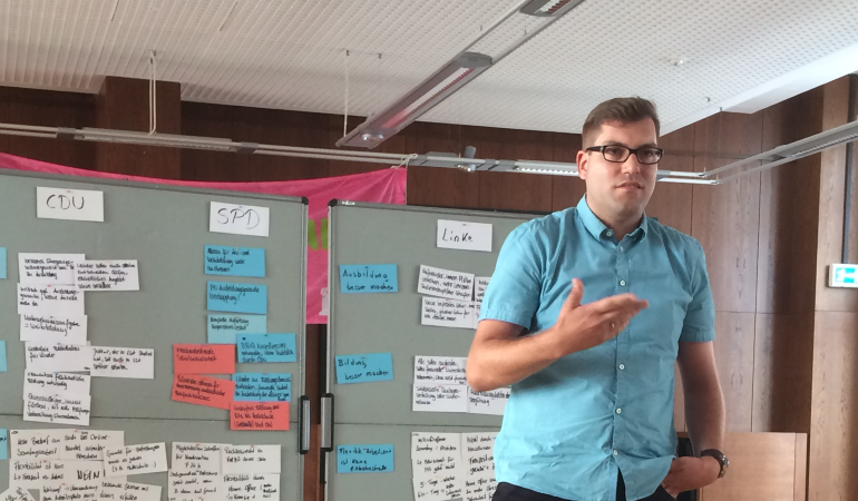 Matthias Borowiak steht vor zwei Flipcharts. Matthias Borowiak steht vor zwei Flipcharts.