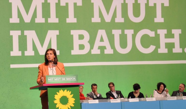 Katrin Göring-Eckardt am Redepult der BDK am 17. Juni 2017. Im Hintergrund das Banner "Zukunft wird aus Mut gemacht". Katrin Göring-Eckardt am Redepult der BDK am 17. Juni 2017. Im Hintergrund das Banner "Zukunft wird aus Mut gemacht".