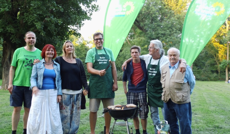 Bundestagsdirektkandidat grillt öffentlich im Nordpark mit anderen Mitgliedern und Gästen.