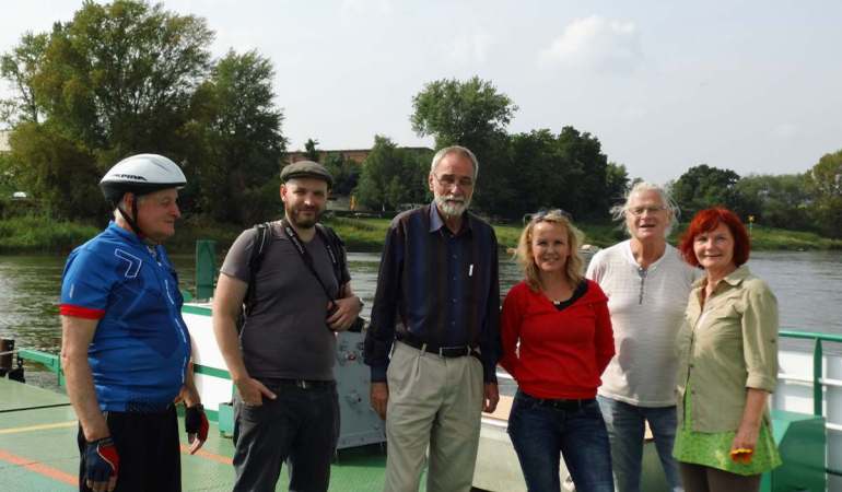Radtourgruppe auf der Westerhüser Fähre.