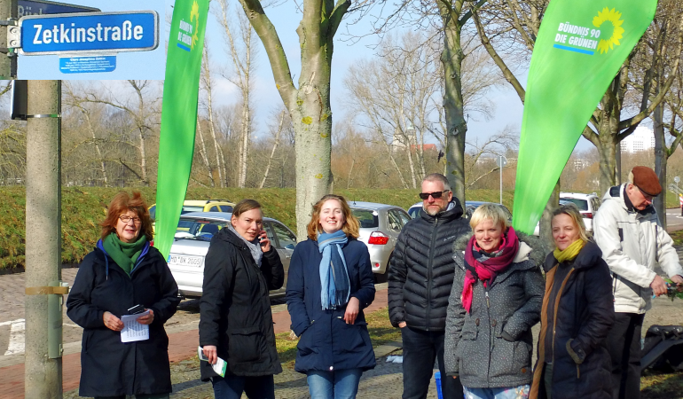 Heike Ponitka, Julia Bohlander und weitere Gäste stehen am Straßenschild in der Clara-Zetkin-Straße. Heike Ponitka, Julia Bohlander und weitere Gäste stehen am Straßenschild in der Clara-Zetkin-Straße.