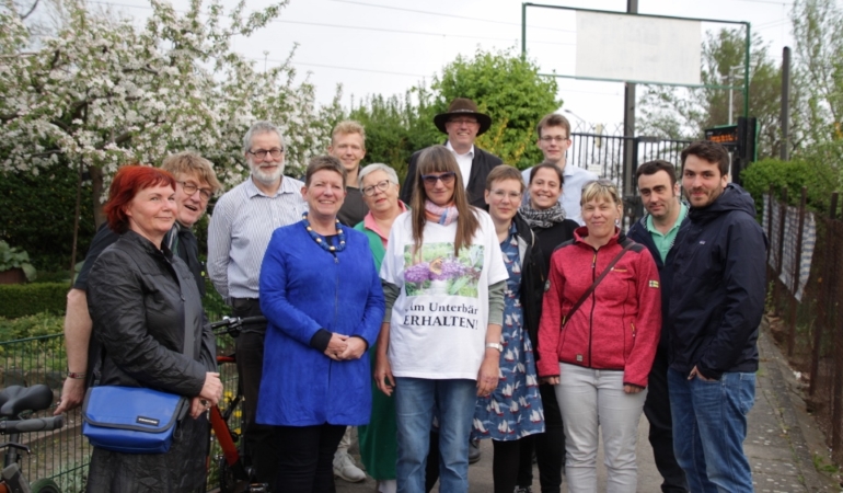 Gruppenbild mit Kleingärtnern, Ministerin Claudia Dalbert und grünen Mitgliedern am Eingang der Kleingartensparte Am Unterbär. Gruppenbild mit Kleingärtnern, Ministerin Claudia Dalbert und grünen Mitgliedern am Eingang der Kleingartensparte Am Unterbär.