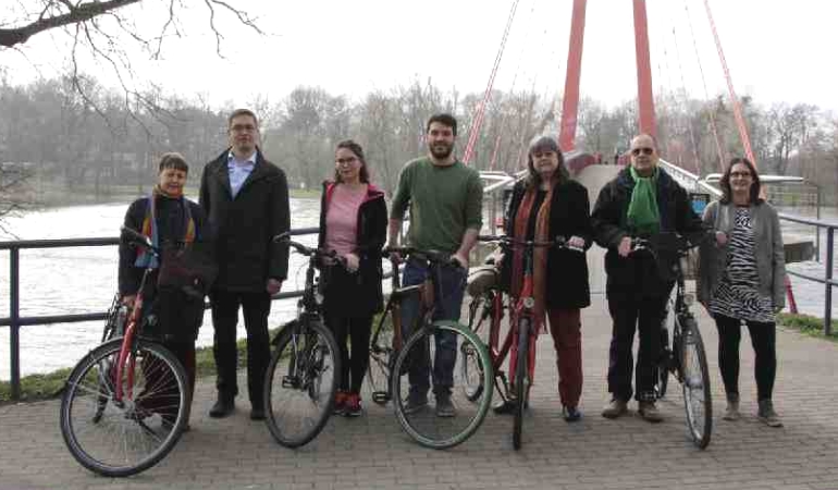 Gruppenbild Kandidierende Wahlbereich 6 vor der Brücke am Wasserfall.