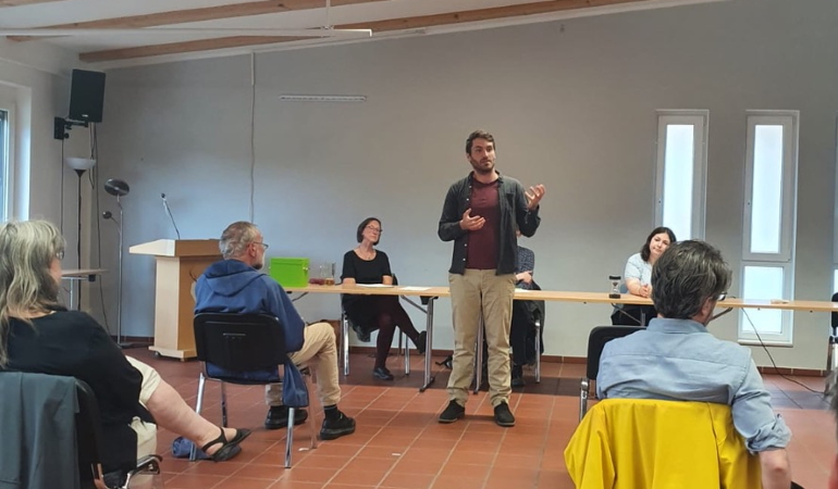 Urs Liebau redet vor den Mitglieder des Kreisverbands Magdeburg von BÜNDNIS 90/DIE GRÜNEN M