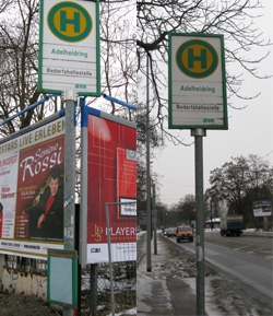 Die Bedarfshaltestellen im Adelheidring ohne Fahrpläne. Die Bedarfshaltestellen im Adelheidring ohne Fahrpläne.
