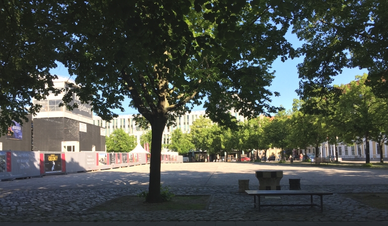 Blick auf den Domplatz auf die Lücke zwischen dem Theateraufbau und den Landtag.