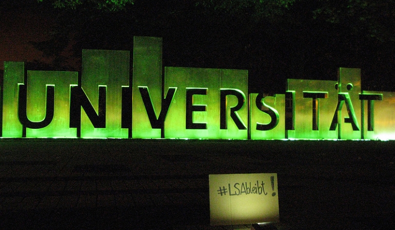 Namensplastik Otto-von-Guericke-Universität.