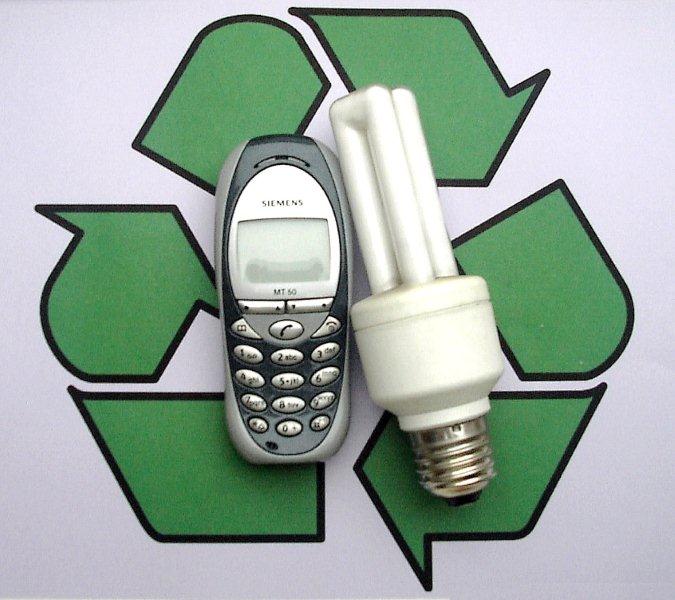 Recyclingsymbol mit altem Handy und Energiesparlampe.