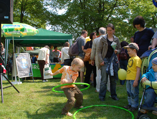 Grüner Stand auf dem Begegnungsfest im Stadtpark.