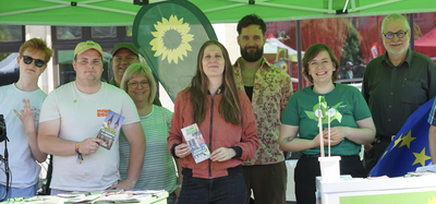 Grünes Gruppenbild vor dem Grünen Stand zum 01. Mai auf dem Alten Markt.