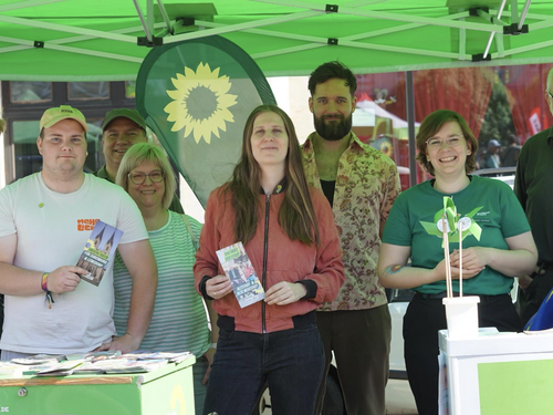 Grünes Gruppenbild vor dem Grünen Stand zum 01. Mai auf dem Alten Markt.